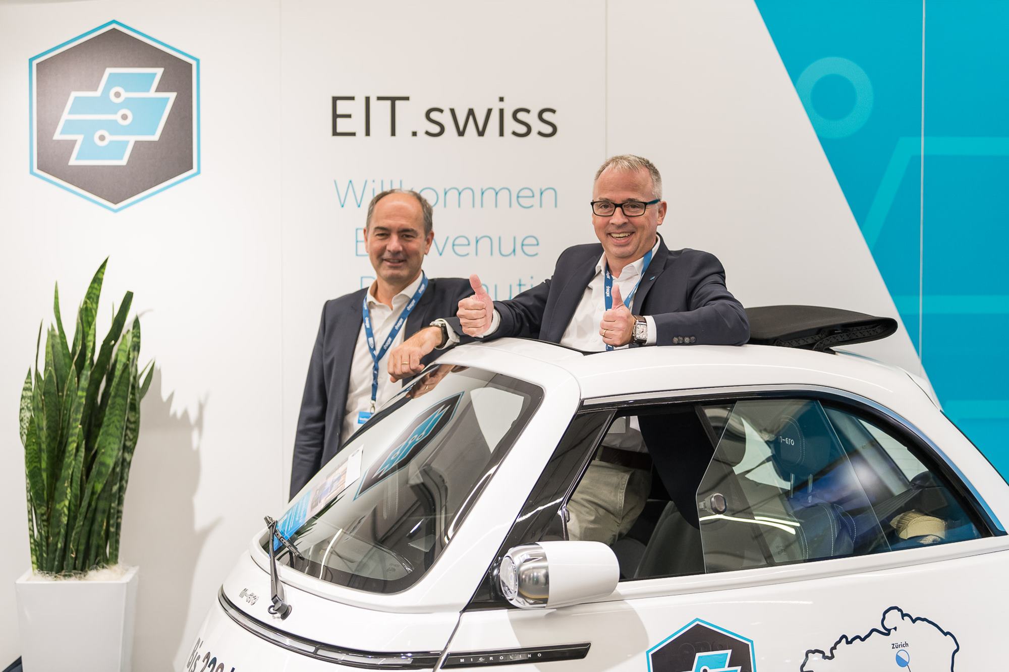 Ein begeisterter EIT.swiss-Präsident Thomas Keller im Microlino zeigt, wie bedeutend die Elektrobranche für die Zukunft der Elektromobilität ist. Ein begeisterter EIT.swiss-Präsident Thomas Keller im Microlino zeigt, wie bedeutend die Elektrobranche für die Zukunft der Elektromobilität ist.