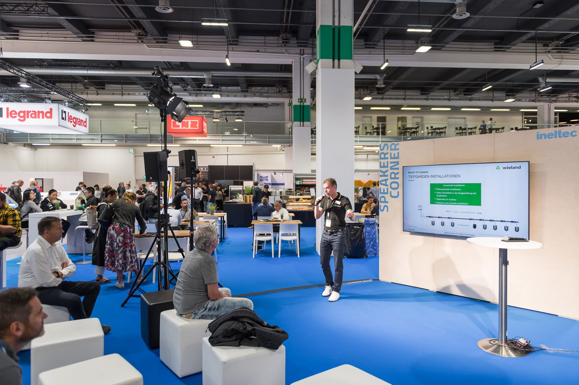Matthias Russenberger von Wieland Electric Schweiz AG präsentierte innovative Lösungen für die zukunftssichere Ausstattung von Tiefgaragen und Parkhäusern mit Ladeinfrastruktur für Elektrofahrzeuge. Matthias Russenberger von Wieland Electric Schweiz AG präsentierte innovative Lösungen für die zukunftssichere Ausstattung von Tiefgaragen und Parkhäusern mit Ladeinfrastruktur für Elektrofahrzeuge.