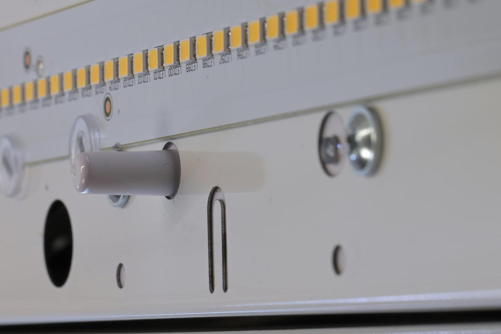 Der HF-Sensor ragt etwa 1 cm aus dem Leuchtengehäuse heraus Der HF-Sensor ragt etwa 1 cm aus dem Leuchtengehäuse heraus