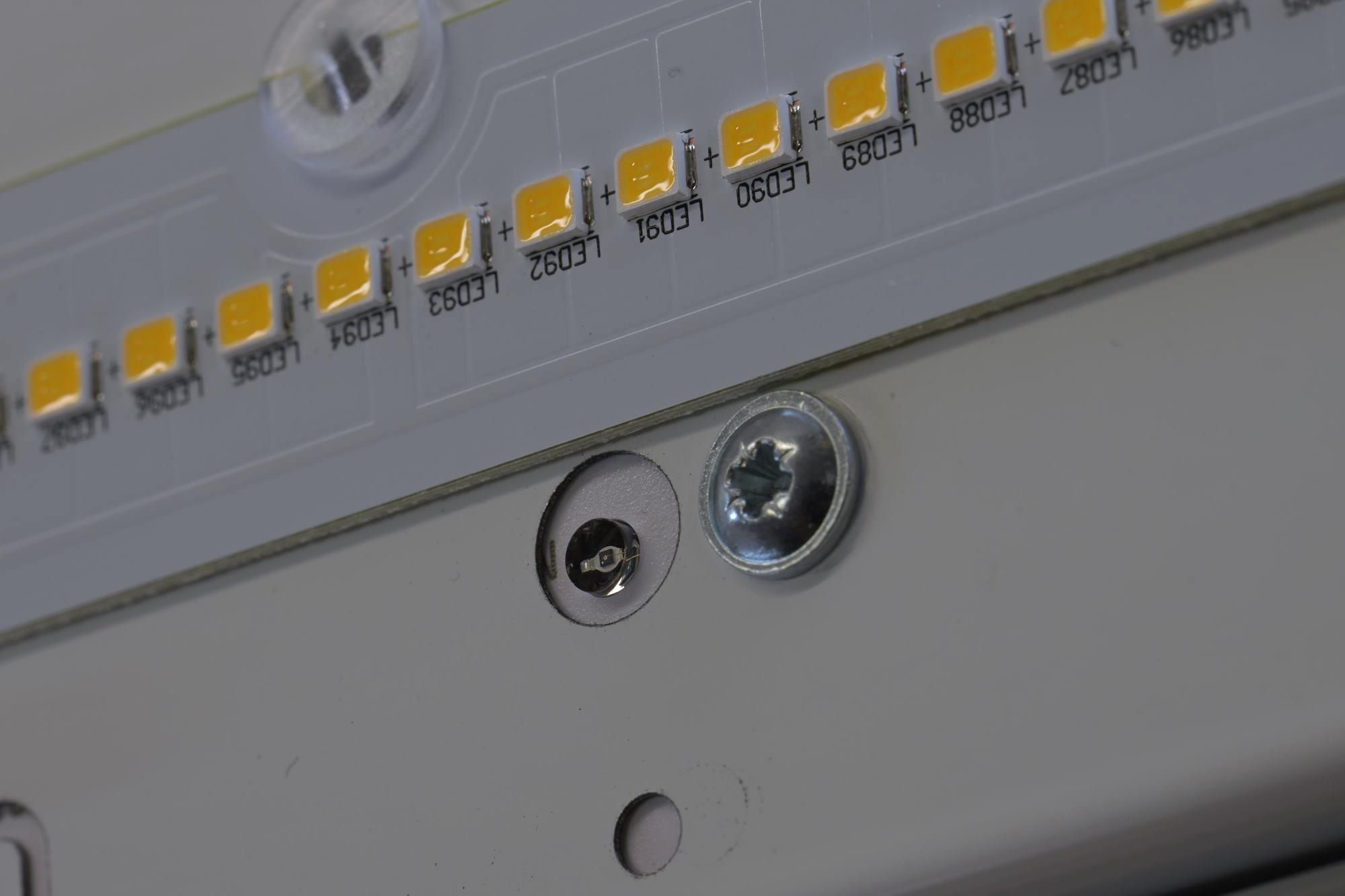 Der kleine Lichtsensor erfasst das Umgebungslicht präzise und steuert die Leuchte entsprechend. Der kleine Lichtsensor erfasst das Umgebungslicht präzise und steuert die Leuchte entsprechend.