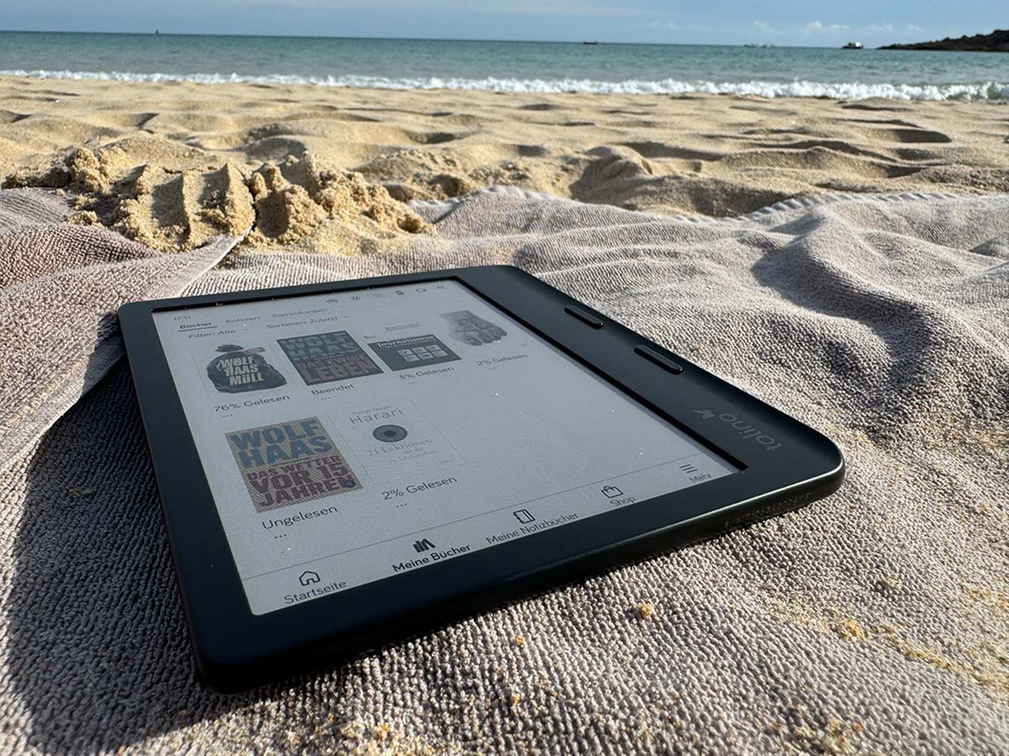 Das E-Ink-Display des Tolino Vision Color ermöglicht ein optimales Leseerlebnis bei Sonnenlicht. Das E-Ink-Display des Tolino Vision Color ermöglicht ein optimales Leseerlebnis bei Sonnenlicht.