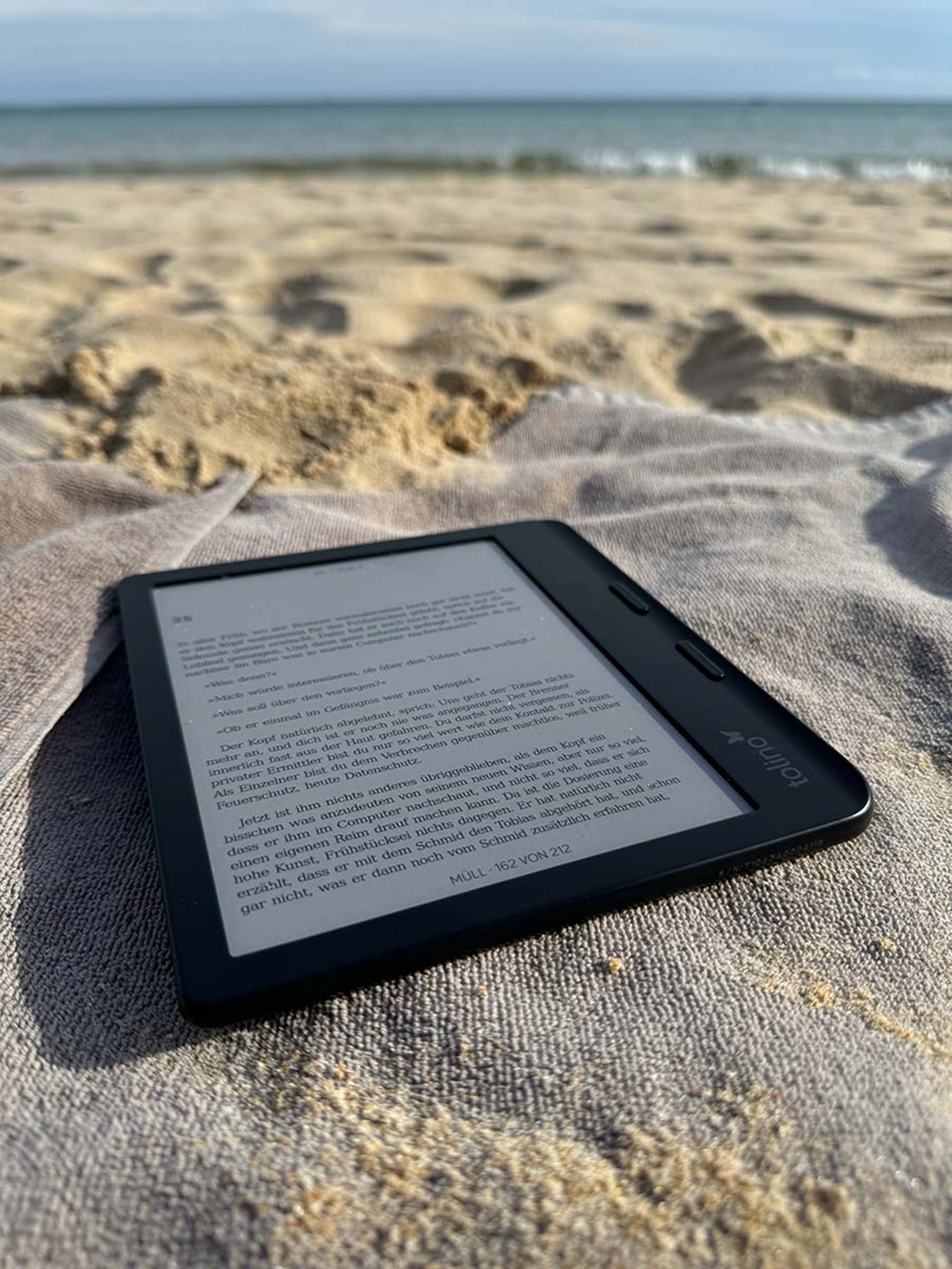 Der Tolino Vision Color besteht den Härtetest. Er ist wasserdicht und robust genug für den Strand. Der Tolino Vision Color besteht den Härtetest. Er ist wasserdicht und robust genug für den Strand.