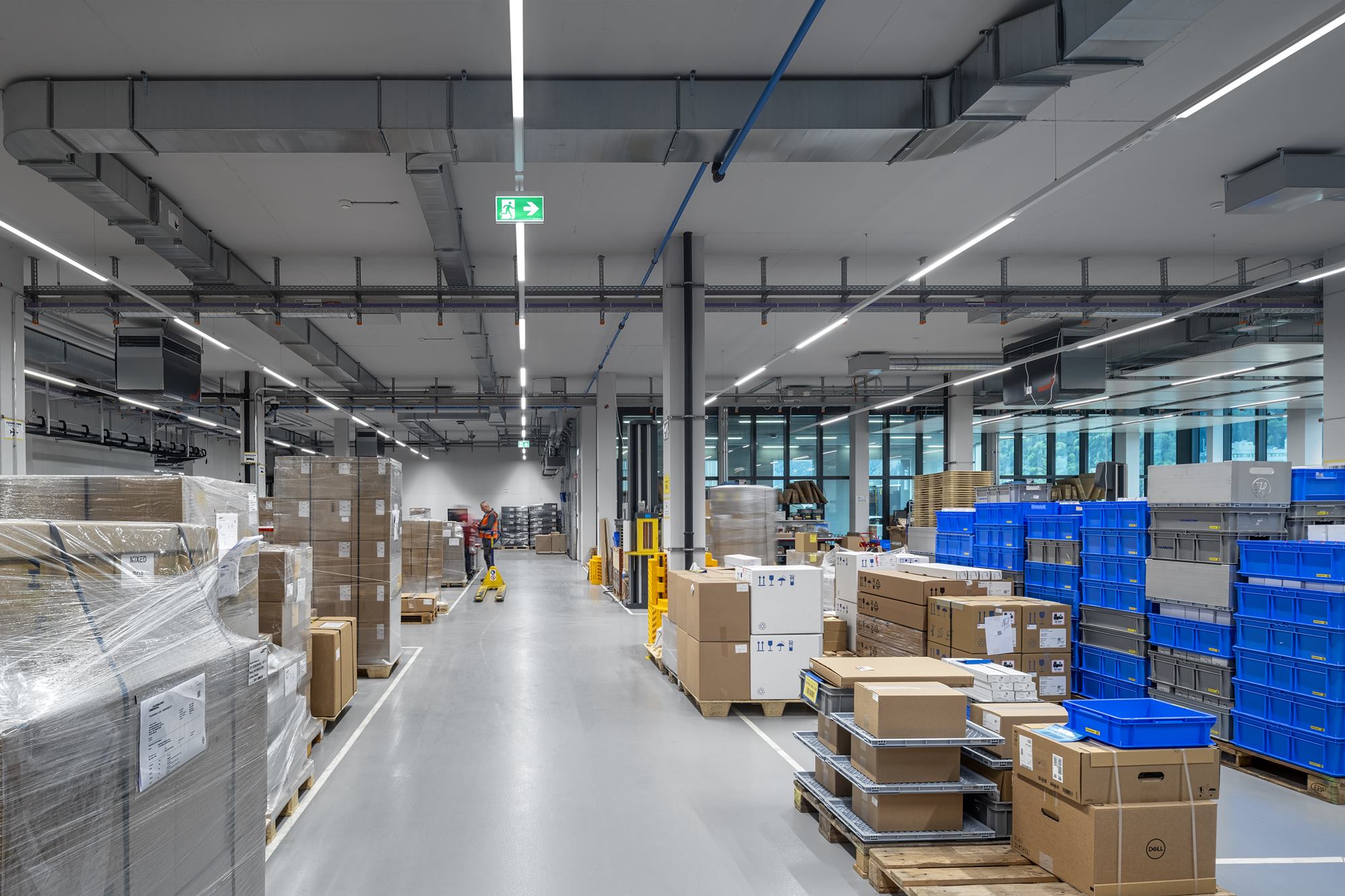 Das Tecton Schienensystem von Zumtobel ist in allen Stockwerken und Anwendungsbereichen vertreten. Sicherheitsbeleuchtung und Lichtsteuerung lassen sich ebenfalls in die Schienen integrieren. Das Tecton Schienensystem von Zumtobel ist in allen Stockwerken und Anwendungsbereichen vertreten. Sicherheitsbeleuchtung und Lichtsteuerung lassen sich ebenfalls in die Schienen integrieren.