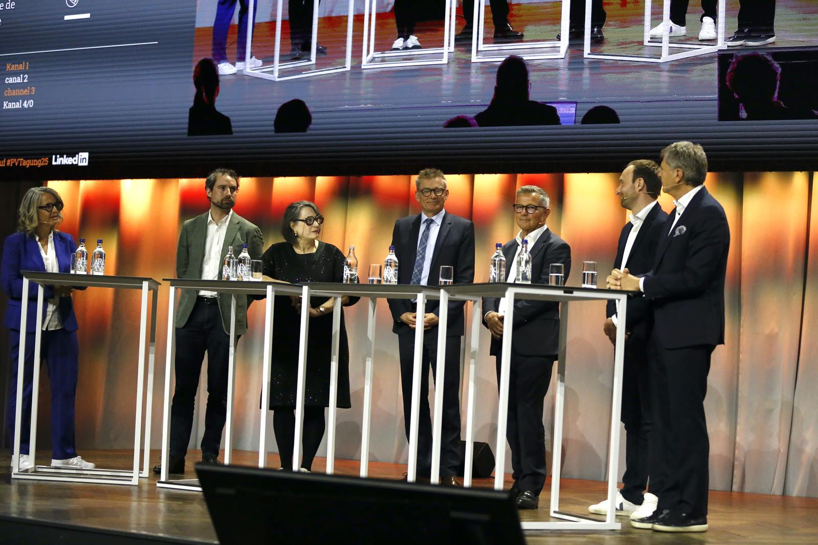 Podiumsdiskussion zu den Herausforderungen und Chancen des Stromgesetzes. Podiumsdiskussion zu den Herausforderungen und Chancen des Stromgesetzes.