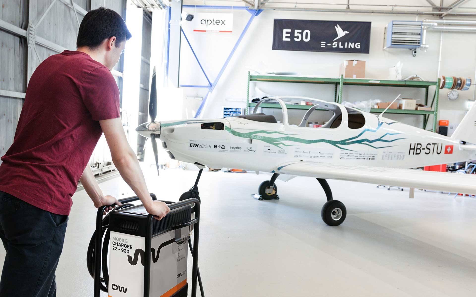 Mit der neuen Generation MDC 22-920 können nun auch Sportflugzeuge einfach und flexibel mit bis zu 1000 Volt geladen werden | Designwerk Technologies AG Mit der neuen Generation MDC 22-920 können nun auch Sportflugzeuge einfach und flexibel mit bis zu 1000 Volt geladen werden | Designwerk Technologies AG