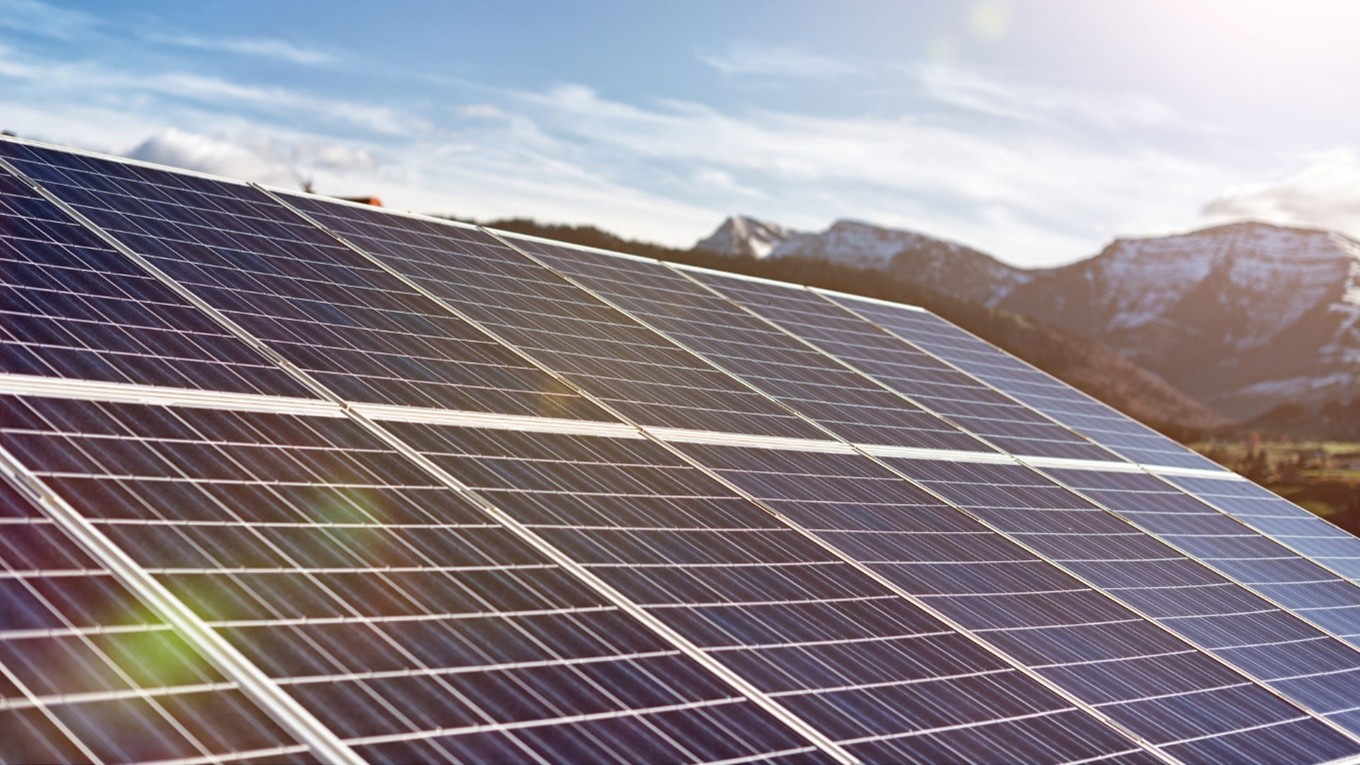 «Swiss PV-Cycle: Rücknahme von PV-Modulen» «Gesammelte Photovoltaik-Module beim Swiss PV-Cycle Pilotprojekt zur Rücknahme und Verwertung»