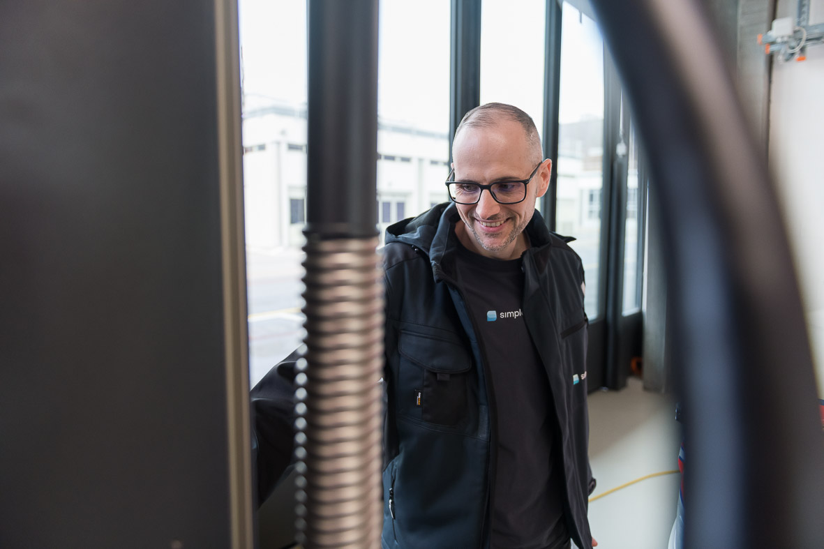 Yves Lächler von Simplee bei der Inbetriebnahme der DC-Ladestation Yves Lächler von Simplee bei der Inbetriebnahme der DC-Ladestation