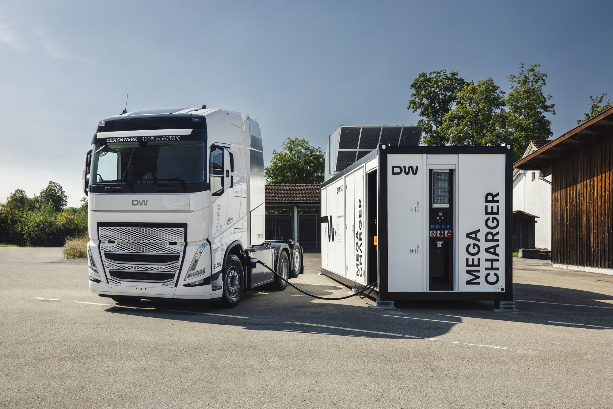 Der Prototypen-E-LKW und der Mega Charger Der Prototypen-E-LKW und der Mega Charger
