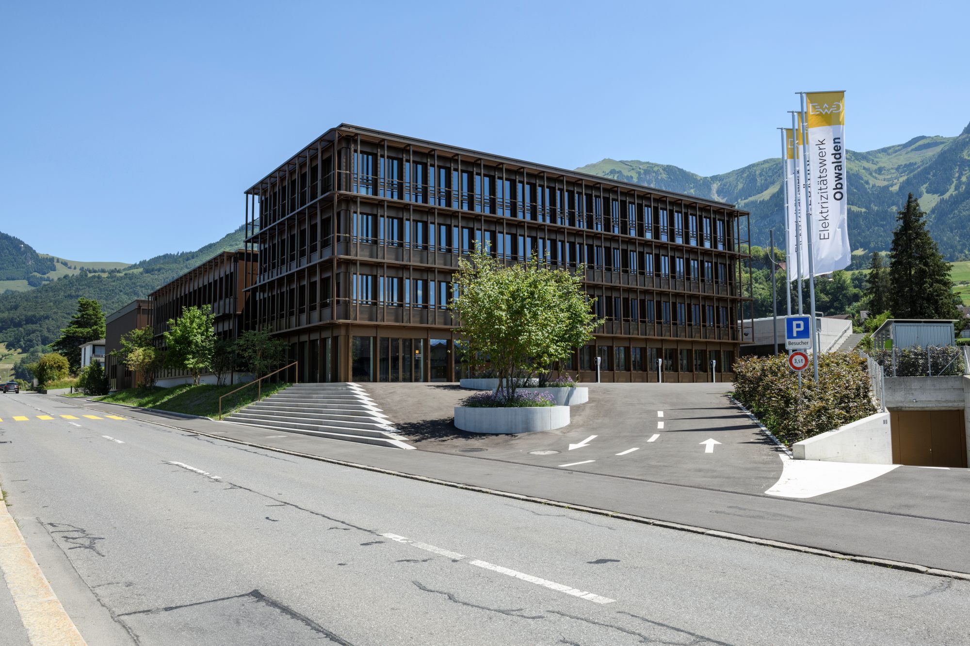 Mit flexiblen B.E.G. BMS-Multisensoren, die sich nahtlos in KNX- und BMS-Umgebungen integrieren lassen, sorgt Swisslux dafür, dass Licht nur dort brennt, wo es wirklich gebraucht wird – effizient und komfortabel. Mit flexiblen B.E.G. BMS-Multisensoren, die sich nahtlos in KNX- und BMS-Umgebungen integrieren lassen, sorgt Swisslux dafür, dass Licht nur dort brennt, wo es wirklich gebraucht wird – effizient und komfortabel.