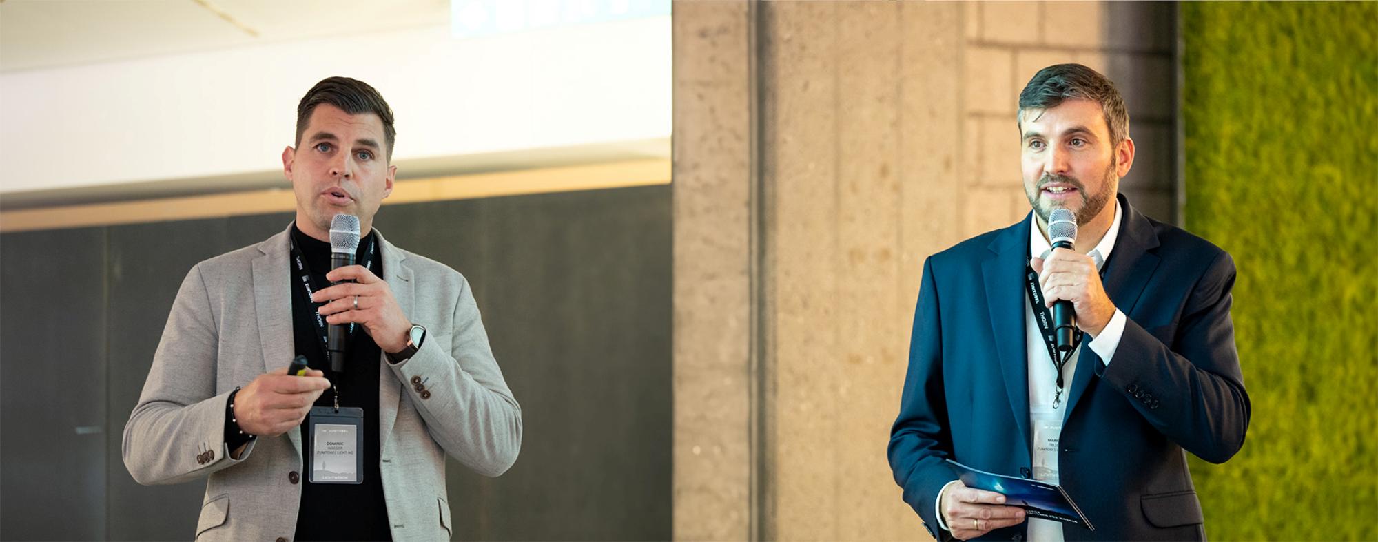 Dominik Wäger, Geschäftsführer Zumtobel Schweiz, und Markus Telser, Markenverantwortlicher von Zumtobel Schweiz, bei der Eröffnung des Abends.