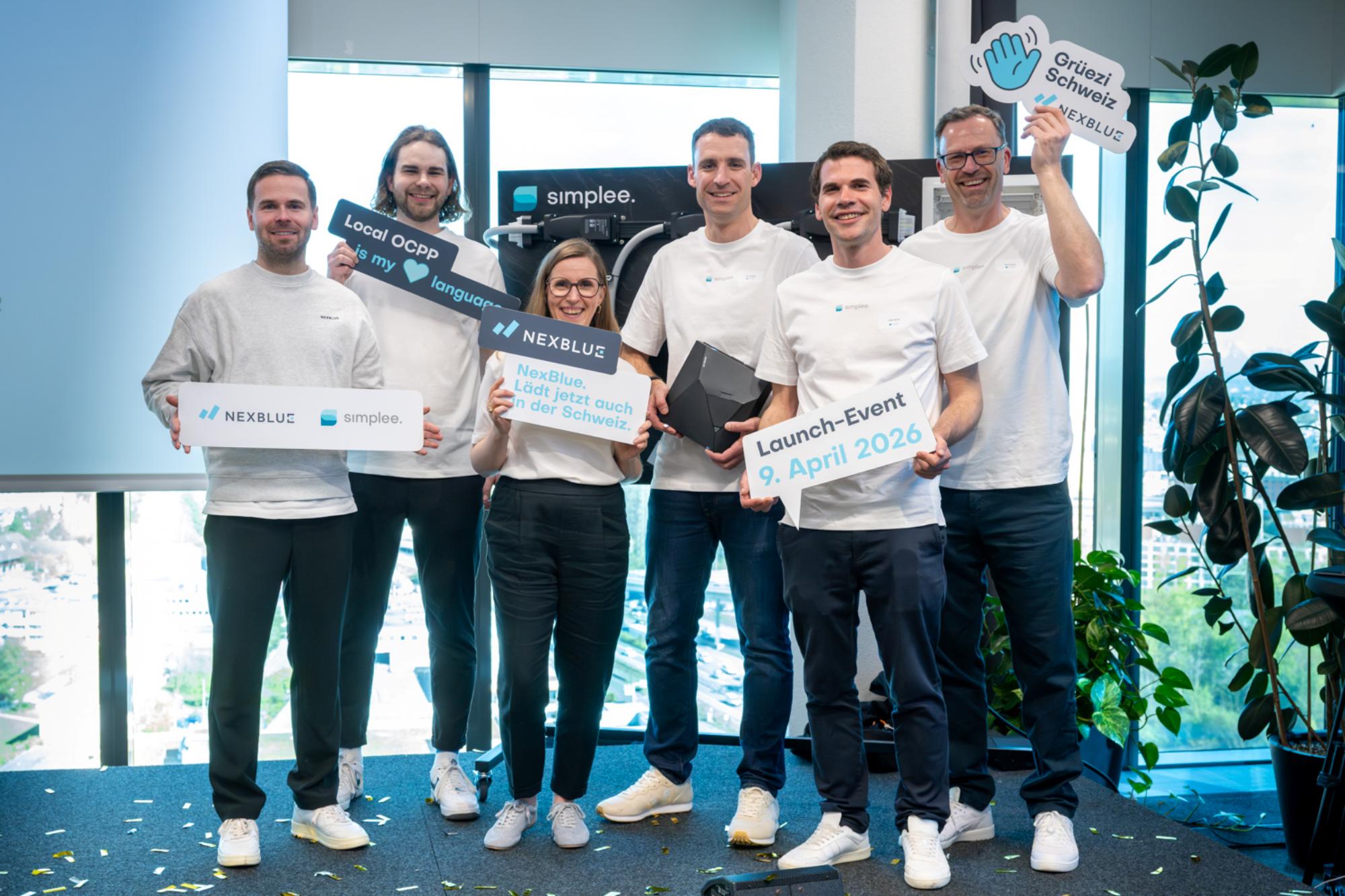 Das glückliche Simplee-Team mit Chris Jenssen (NexBlue) am Launch-Event vom 9. April im Glattzentrum (v.l.n.r.: Chris Jenssen, Fabio Maurer, Ariane Mellenthin, Jann Rüeger, Lukas Herter, Rolf Schmid).