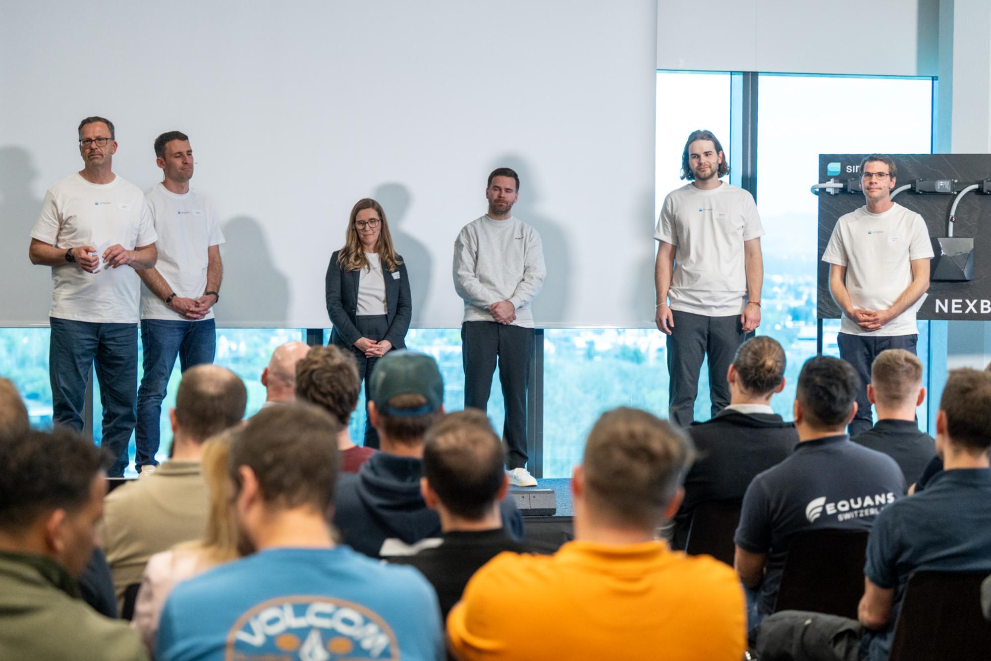 Rund 50 Fachleute aus der Schweizer E-Mobilitätsbranche folgten dem Launch von NexBlue im Glattzentrum vor Ort, darunter Installateure, Planer und Simplee-Partner.