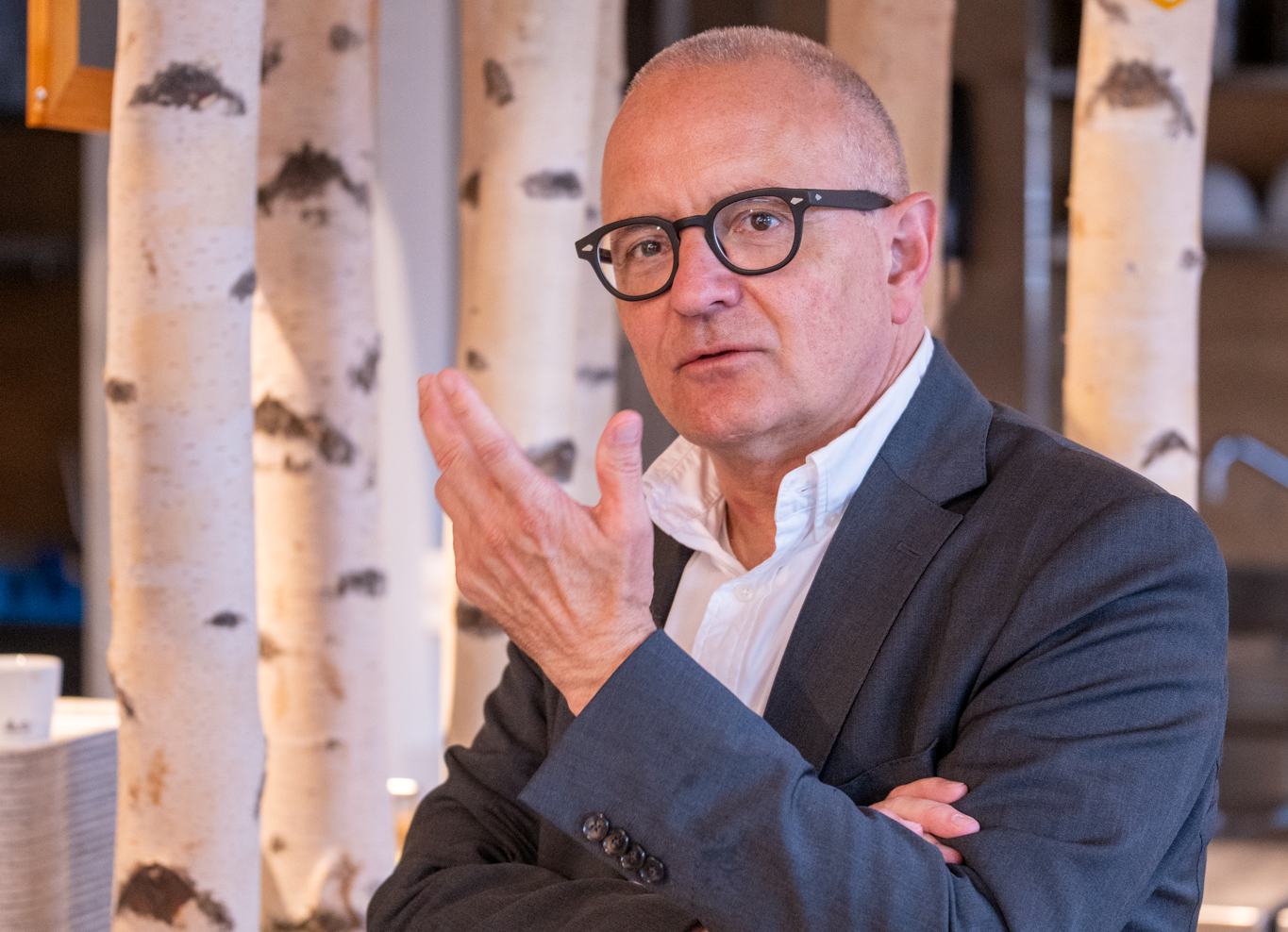 Zum Abschluss des Medienanlasses schaute auch Aarau-Stadtpräsident Hanspeter Hilfiker vorbei: «Für die Stadt Aarau ist Solarmarkt aus mehreren Gründen wichtig: als Arbeitgeber, als Unternehmen im Energie- und Cleantech-Bereich und als Partner auf dem Weg