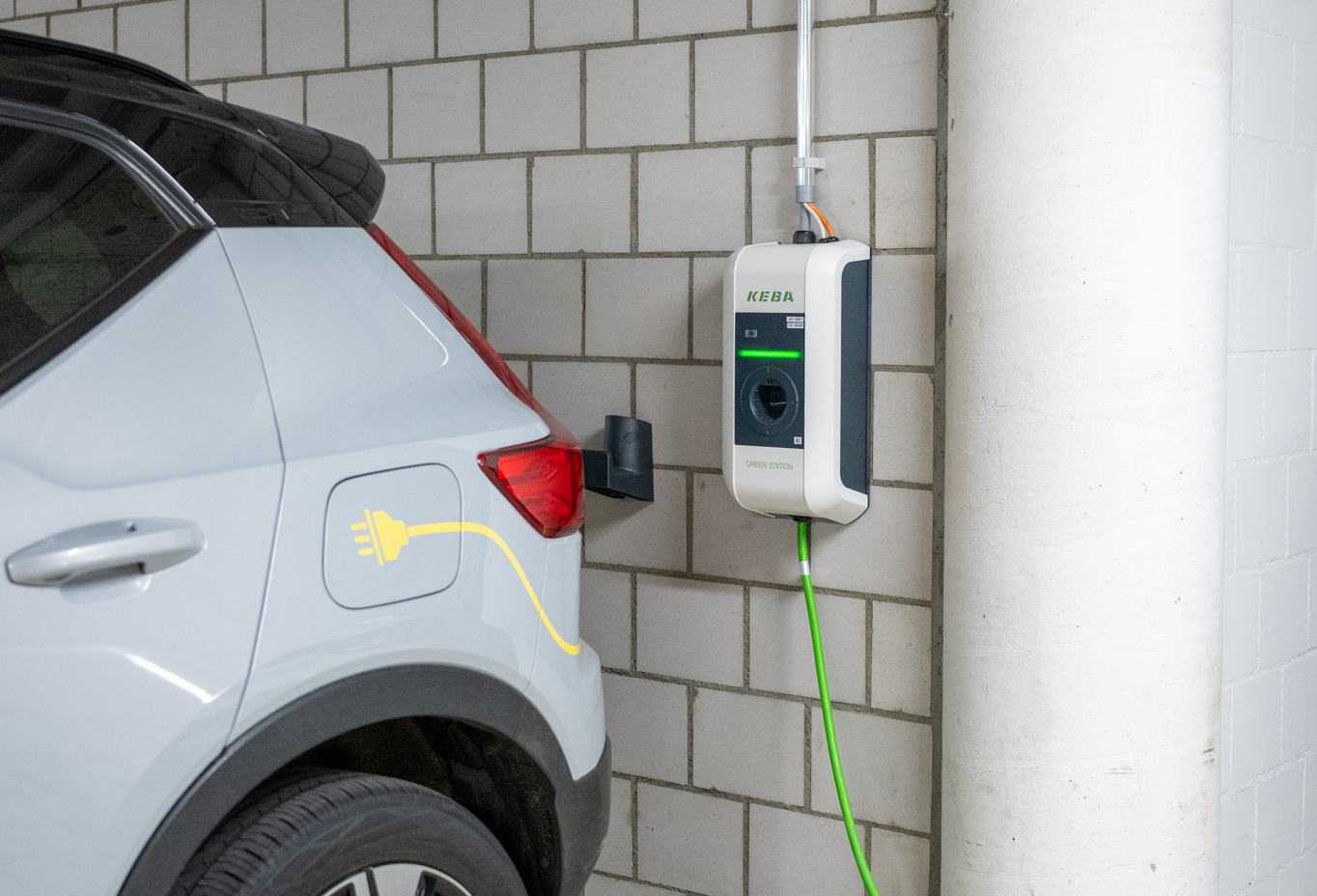 Geladen: Die Ladeinfrastruktur gehört am neuen Solarmarkt-Standort zur Gesamtplanung. 13 Ladestationen versorgen Mitarbeitende, Kunden und Lieferanten – eingebunden in Stromanschluss, Energie- und Lastmanagement.