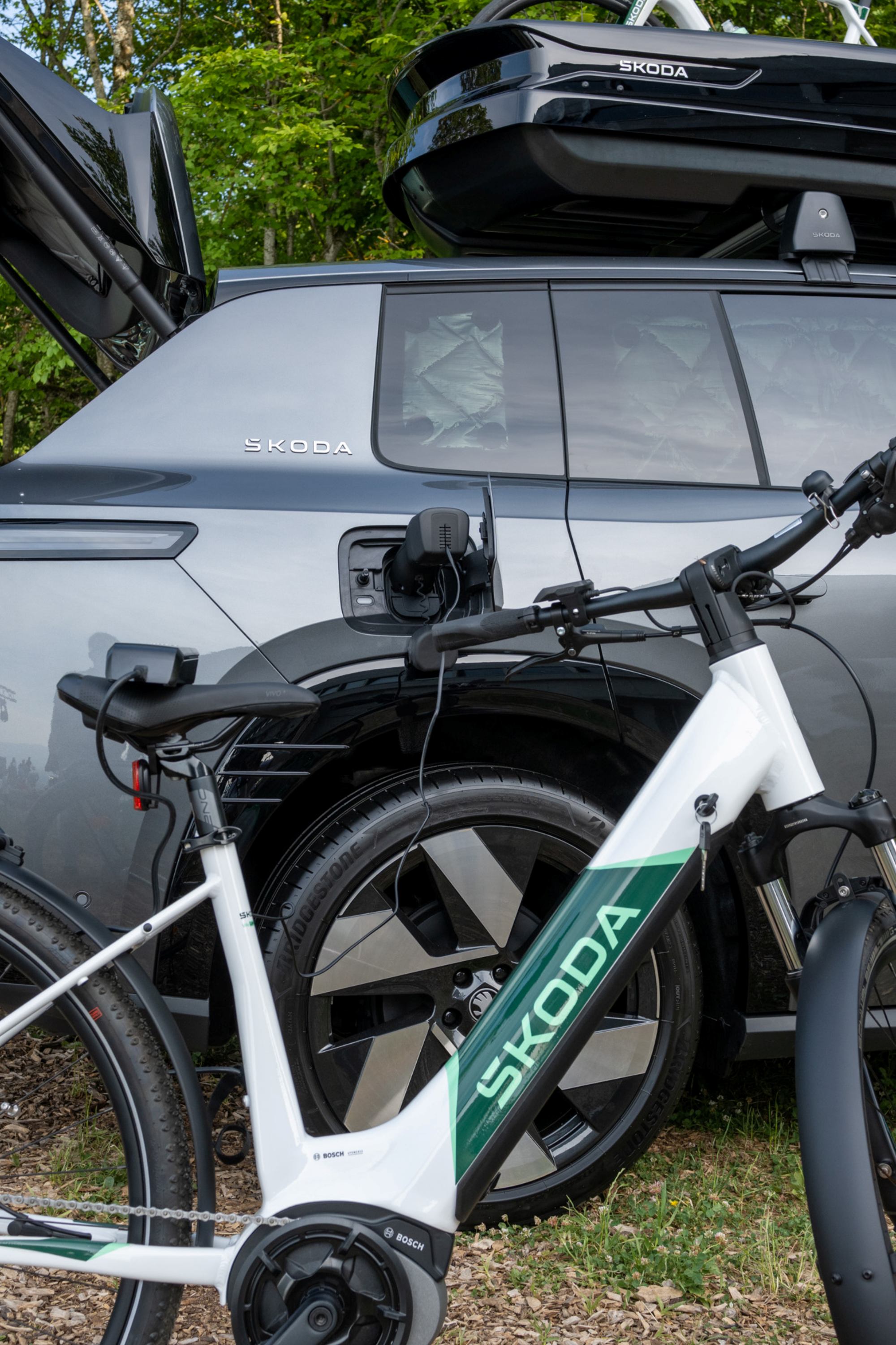 Das E-Bike lässt sich über das bidirektionale Laden direkt an den Peaq anschliessen.