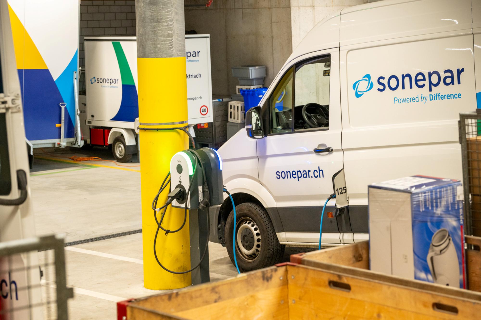 Elektrisch bis zur Auslieferung: Während des Beladens an der Rampe wird der Elektrotransporter von Sonepar direkt im Central Distribution Center in Wallisellen geladen.