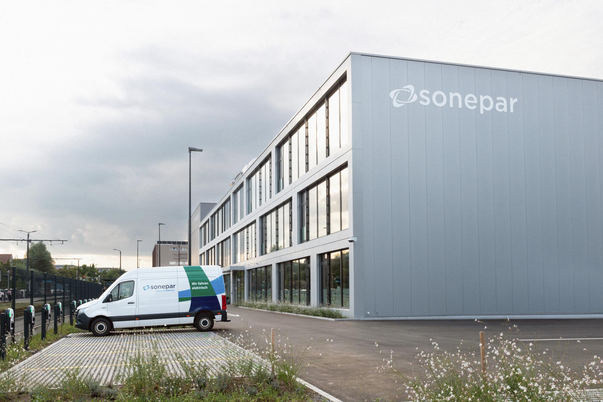 Gebäude aussen: Der Erweiterungsbau des Central Distribution Centers wurde wie der bestehende Gebäudeteil in Holzbauweise realisiert und mit einer Photovoltaikanlage ausgestattet.