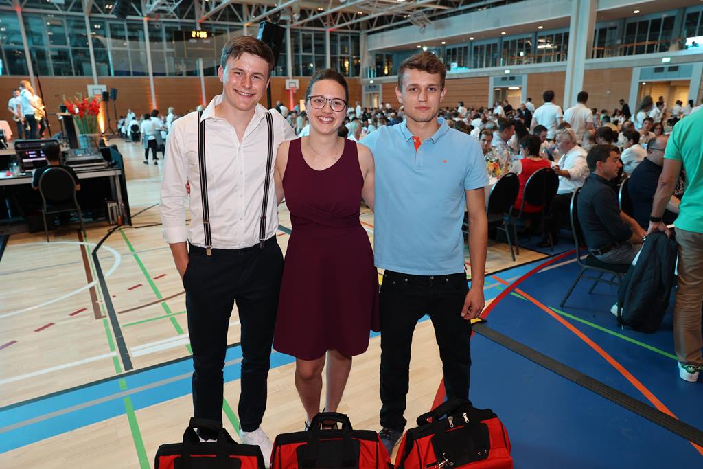 Die drei besten Lehrabsolventen der Zentralschweizer Elektrobranche: Yanick Schwegler, Jana Gander und Dominik Müller (von links). (Bild apimedia)