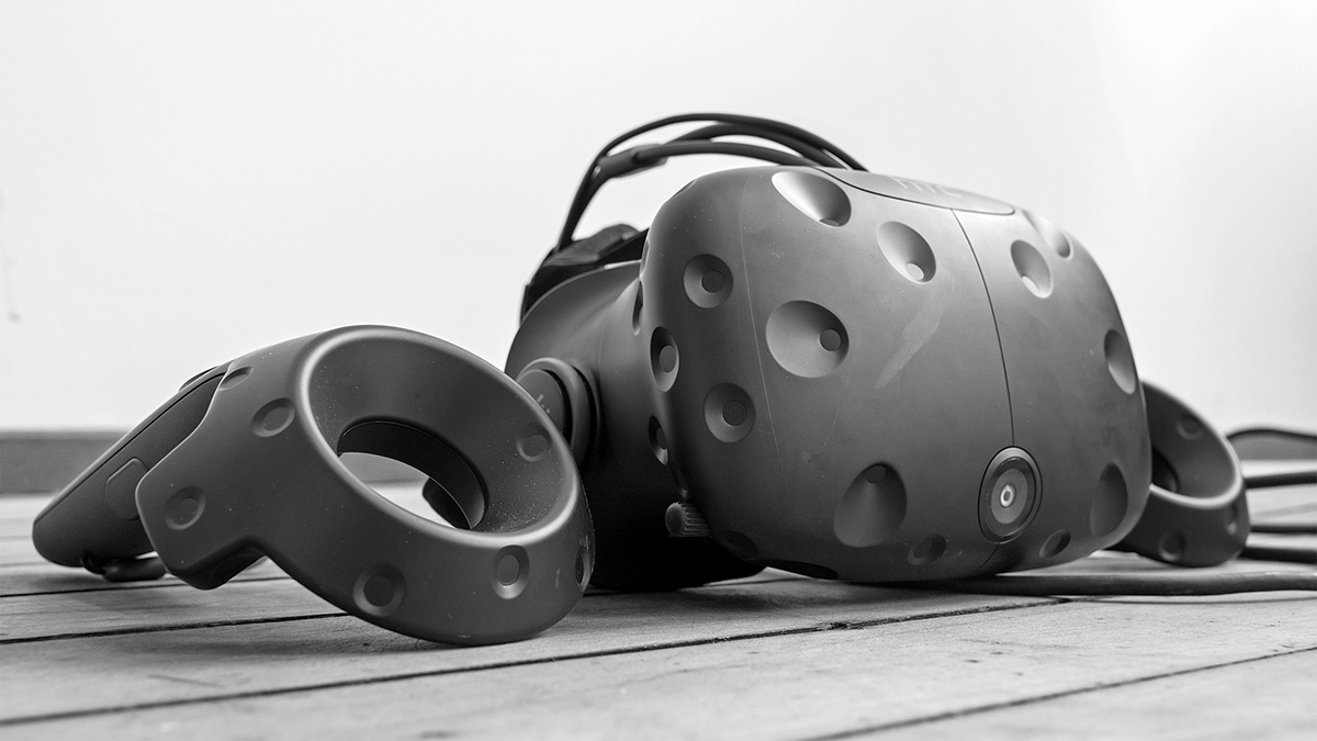 VR-Brille und Controller schwarz
