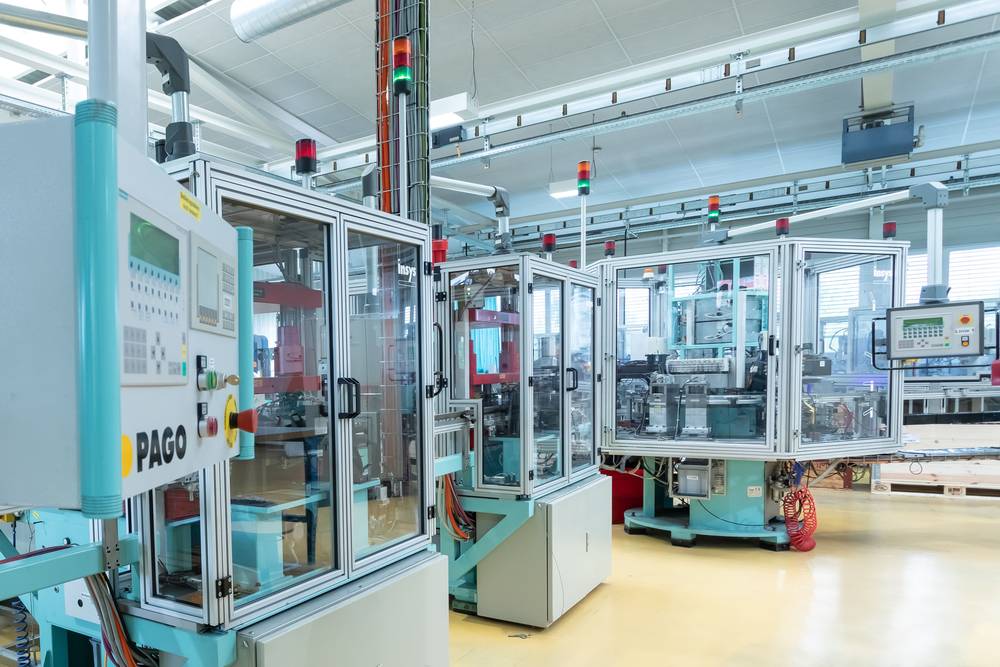 In einer vollautomatisierten Produktionsanlage in Bubikon (Schweiz) fertigt R